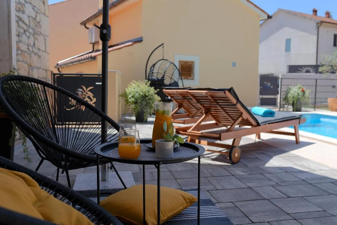Villa Tonin: Istrian Retreat with Pool and Whirlpool Marcana